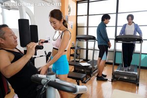 中年男の精液を根こそぎ奪う褐色美尻スポーツインストラクターの人妻。 宮下華奈